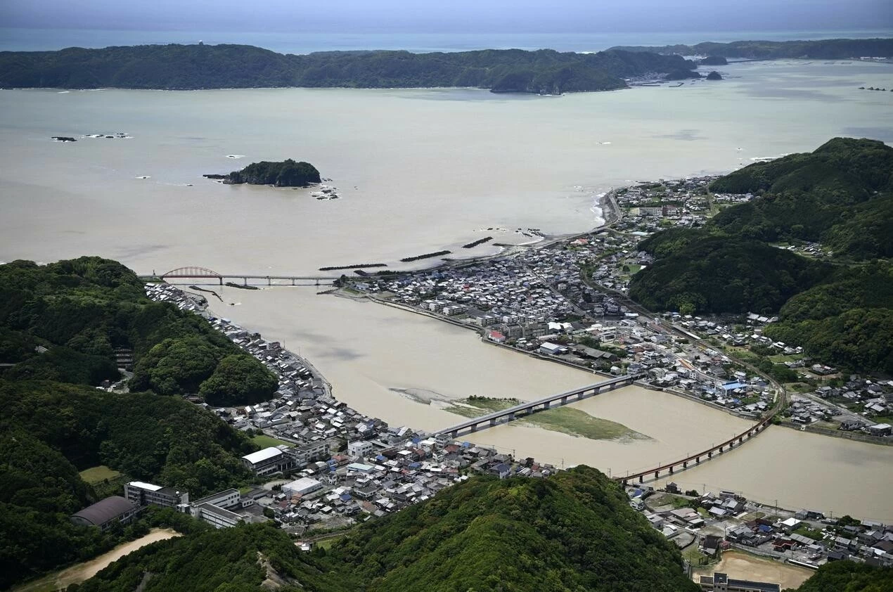 Nước sông Koza dâng cao sau những trận mưa lớn do bão Jangmi gây ra tại tỉnh Wakayama, miền Tây Nhật Bản ngày 3/6. (Nguồn: Kyodo News)