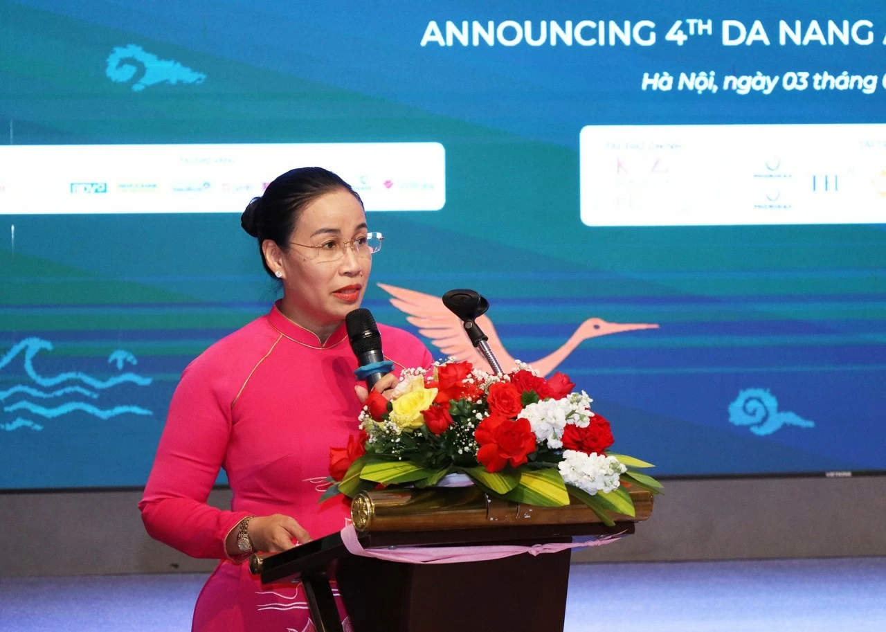 Phó Chủ tịch UBND TP. Đà Nẵng, Trưởng Ban Tổ chức DANAFF IV TS. Nguyễn Thị Anh Thi phát biểu tại buổi họp báo. (Ảnh: Thành Long)
