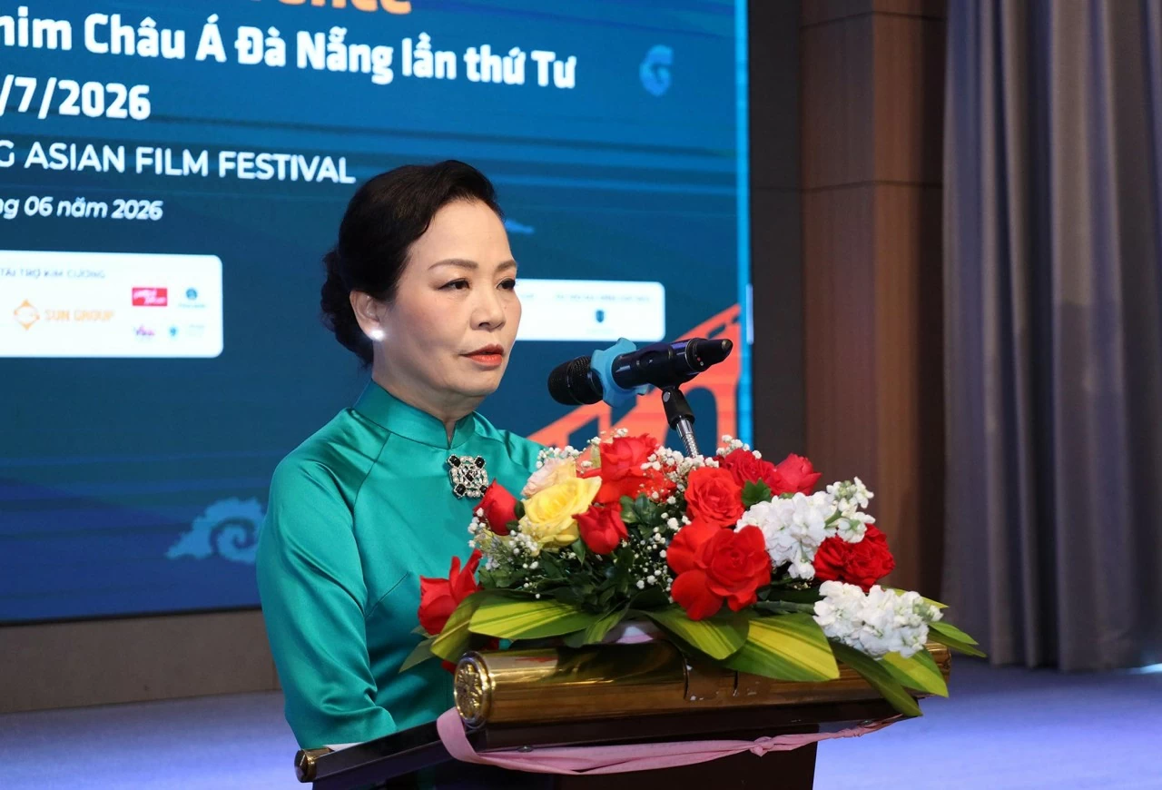 TS. Ngô Phương Lan, Chủ tịch Hiệp hội Xúc tiến phát triển Điện ảnh Việt Nam phát biểu tại buổi họp báo. (Ảnh: Thành Long)