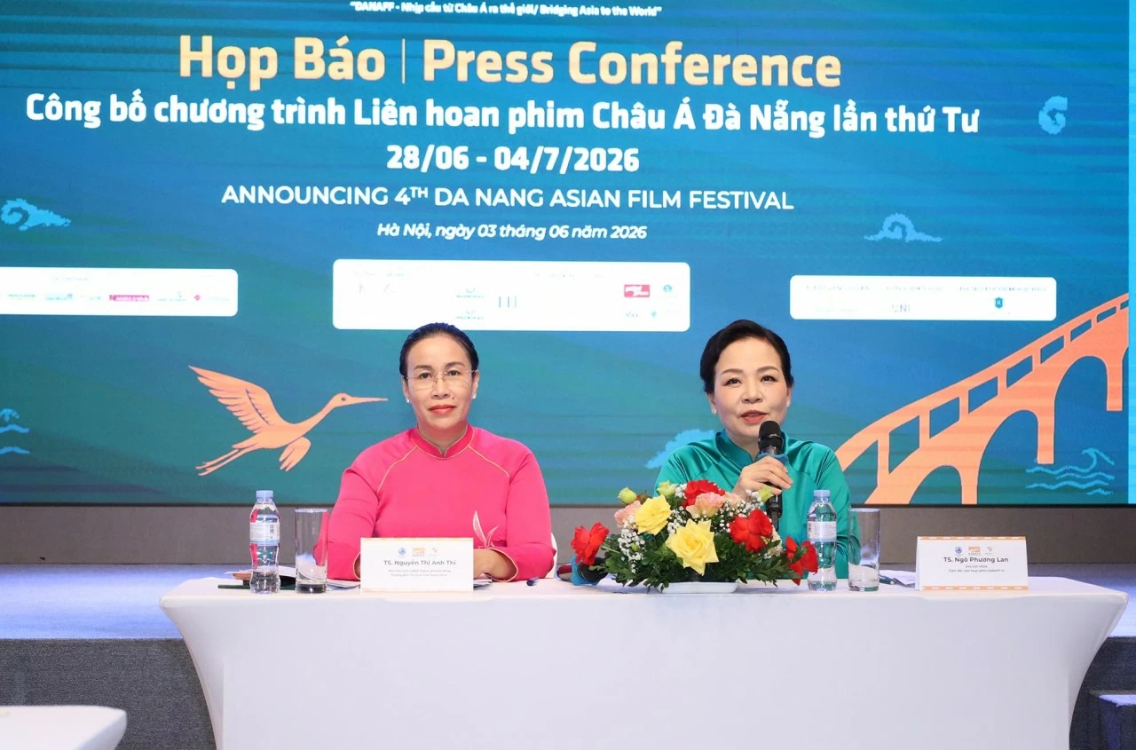 TS. Nguyễn Thị Anh Thi, Phó Chủ tịch UBND TP. Đà Nẵng, Trưởng Ban Tổ chức DANAFF IV; TS. Ngô Phương Lan, Chủ tịch Hiệp hội Xúc tiến phát triển Điện ảnh Việt Nam, Đồng Trưởng Ban Tổ chức DANAFF IV, Giám đốc Liên hoan phim trả lời các câu hỏi của nhà báo, phóng viên. (Ảnh: Thành Long)