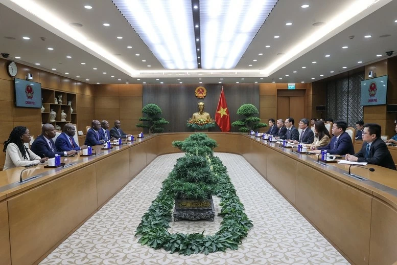 Thủ tướng Lê Minh Hưng: Đề nghị Chính phủ Angola tiếp tục hỗ trợ Tập đoàn Công nghiệp – Năng lượng Quốc gia và các doanh nghiệp Việt Nam Thủ tướng Lê Minh Hưng: Đề nghị Chính phủ Angola tiếp tục hỗ trợ Tập đoàn Công nghiệp – Năng lượng Quốc gia và các doanh nghiệp Việt Nam
