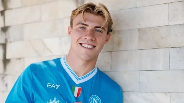 MU bán Rasmus Hojlund cho Napoli