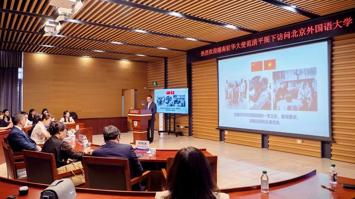 Đại sứ Phạm Thanh Bình thăm và phát biểu tại Đại học Ngoại ngữ Bắc Kinh: Thúc đẩy giao lưu nhân văn, kết nối thế hệ trẻ Việt Nam-Trung Quốc Đại sứ Phạm Thanh Bình thăm và phát biểu tại Đại học Ngoại ngữ Bắc Kinh: Thúc đẩy giao lưu nhân văn, kết nối thế hệ trẻ Việt Nam-Trung Quốc