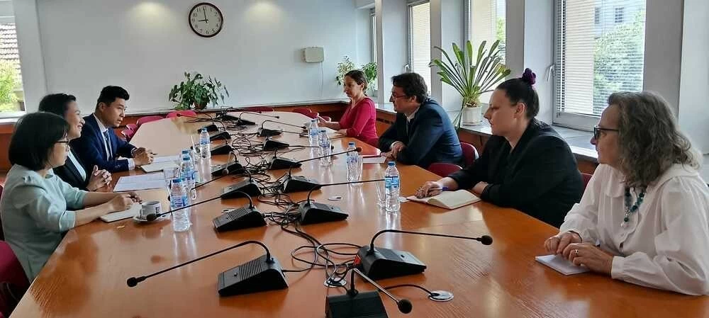 Đại sứ Việt Nam tại Bulgaria gặp Chủ tịch Đảng Xã hội Bulgaria, thúc đẩy hợp tác giữa hai Đảng