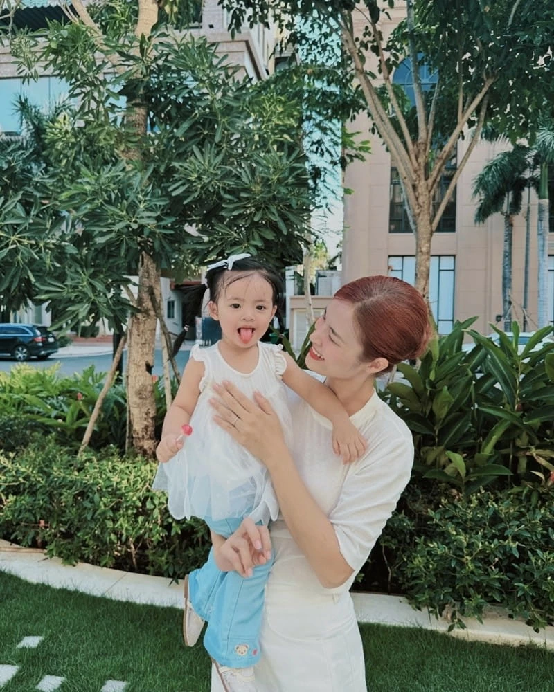 Sao Việt: Chi Pu khoe dáng gợi cảm, Tăng Thanh Hà lên đồ thanh lịch