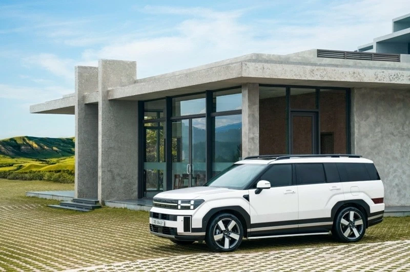 Hyundai Santa Fe là mẫu xe nhận ưu đãi cao nhất với tổng giá trị hỗ trợ lên tới 220 triệu đồng.