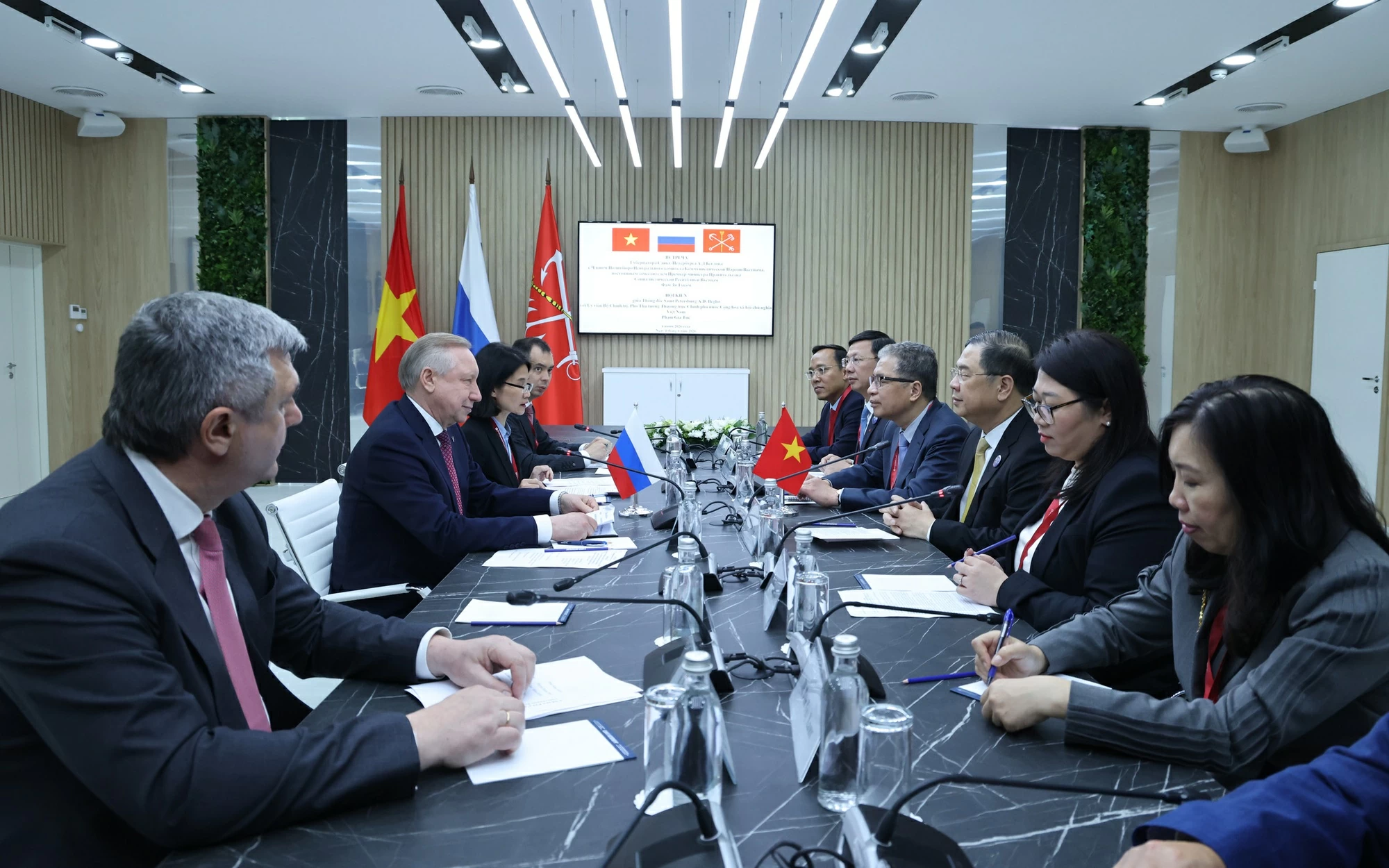Phó Thủ tướng Thường trực Phạm Gia Túc làm việc với Phó Thủ tướng Nga Alexander Novak