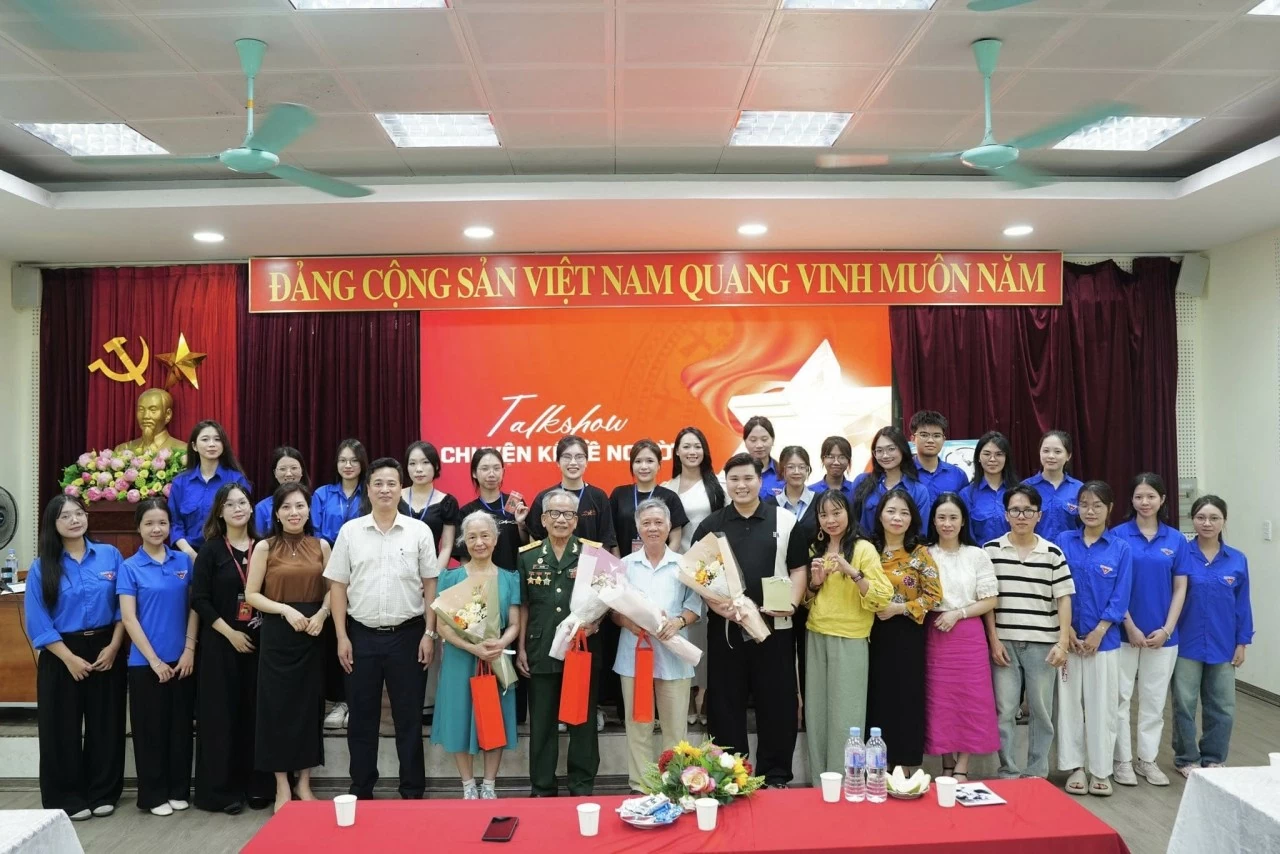 Các khách mời cùng giao lưu, chụp ảnh lưu niệm với các bạn sinh viên tại sự kiện. (Ảnh: BTC)