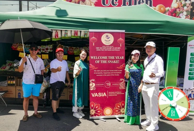 Quảng bá sản phẩm Việt Nam tới hội chợ Tết Nguyên đán St.Albans, một trong những nơi đông người Việt nhất toàn nước Australia.