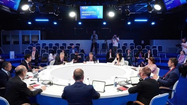 Deputy Foreign Minister Le Thi Thu Hang attends APEC discussion at 29th St. Petersburg International Economic Forum