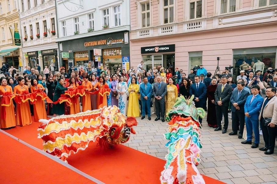 Ngày hội văn hóa Việt gắn kết cộng đồng, kết nối bạn bè quốc tế tại Czech