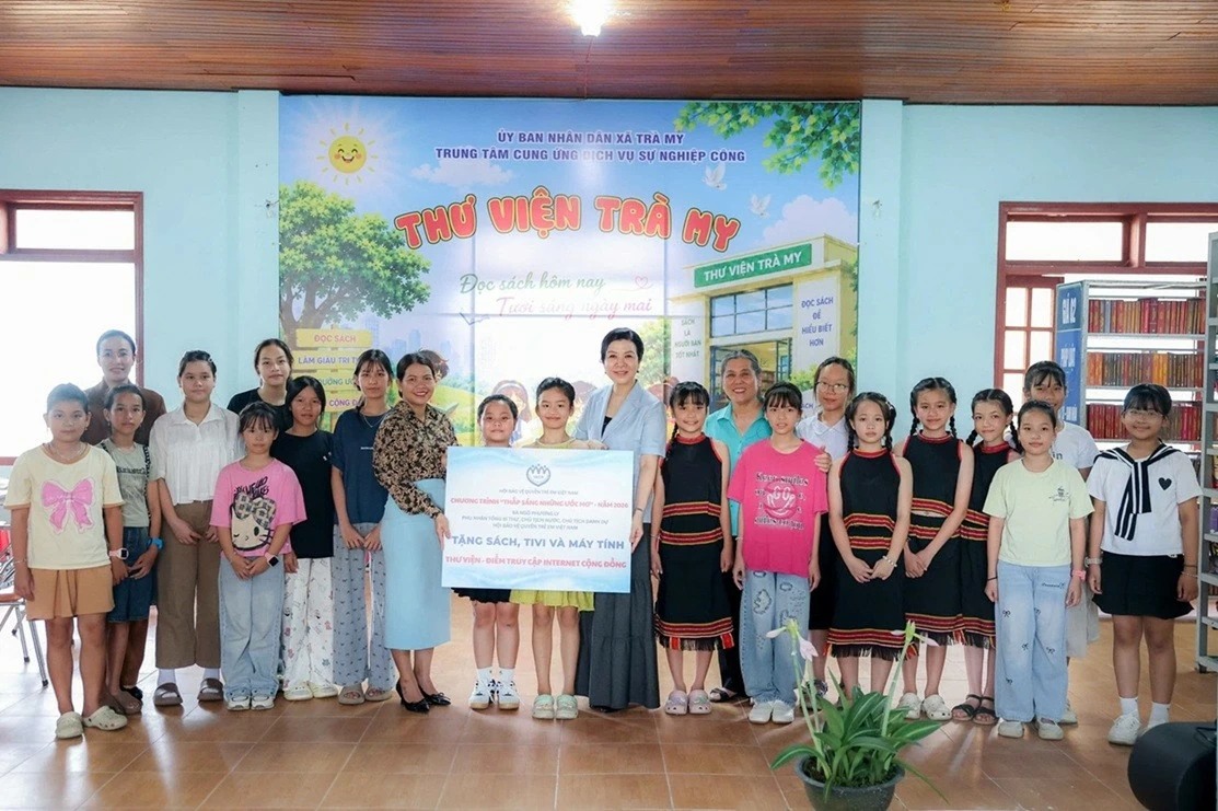Trao hơn 400 suất học bổng cho trẻ em có hoàn cảnh khó khăn tại xã Trà My, thành phố Đà Nẵng