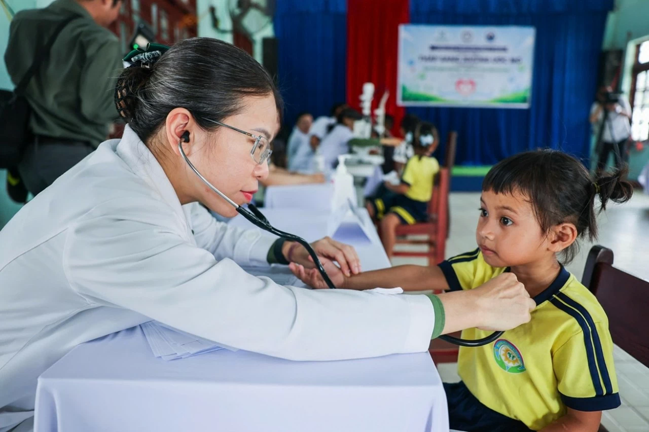 Trao hơn 400 suất học bổng cho trẻ em có hoàn cảnh khó khăn tại xã Trà My, thành phố Đà Nẵng