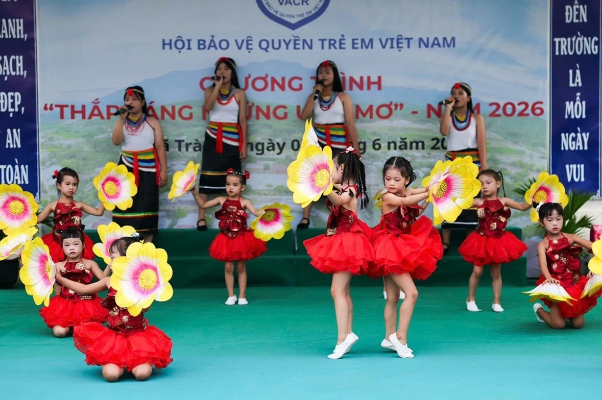 Trao hơn 400 suất học bổng cho trẻ em có hoàn cảnh khó khăn tại xã Trà My, thành phố Đà Nẵng