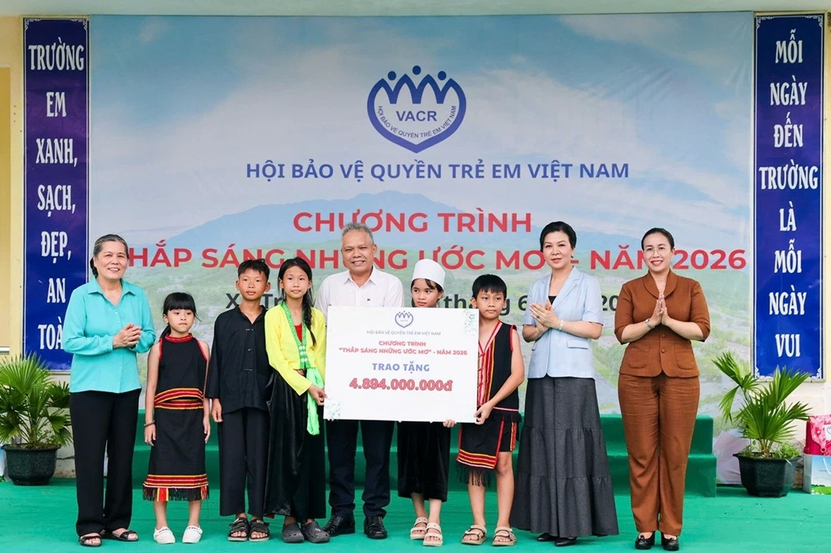 Trao hơn 400 suất học bổng cho trẻ em có hoàn cảnh khó khăn tại xã Trà My, thành phố Đà Nẵng