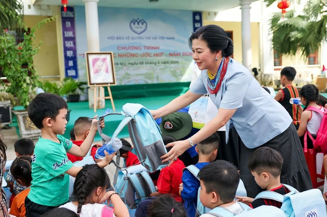 Trao hơn 400 suất học bổng cho trẻ em có hoàn cảnh khó khăn tại xã Trà My, thành phố Đà Nẵng