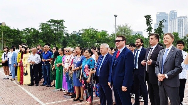 Lễ kỷ niệm, dâng hoa tại tượng đài Puskin, thúc đẩy giao lưu văn hóa Việt-Nga