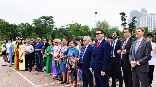 Lễ kỷ niệm, dâng hoa tại tượng đài Puskin, thúc đẩy giao lưu văn hóa Việt-Nga