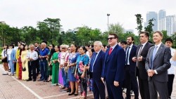 Lễ kỷ niệm, dâng hoa tại tượng đài Puskin, thúc đẩy giao lưu văn hóa Việt-Nga
