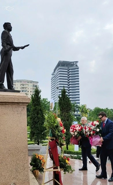 Lễ kỷ niệm, dâng hoa tại tượng đài Puskin, thúc đẩy giao lưu văn hóa Việt-Nga