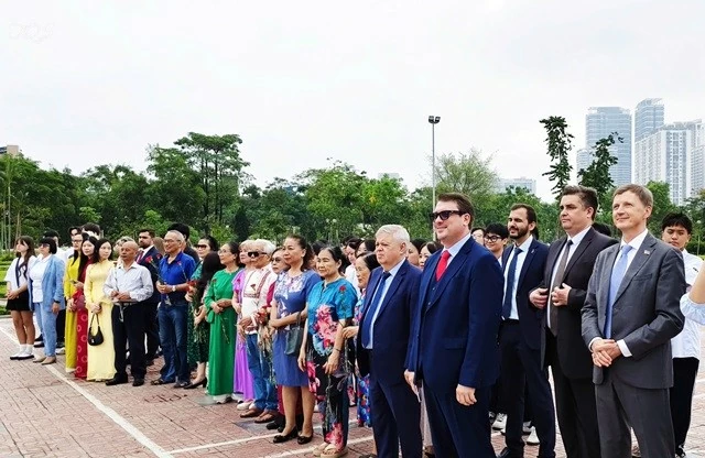 Lễ kỷ niệm, dâng hoa tại tượng đài Puskin, thúc đẩy giao lưu văn hóa Việt-Nga