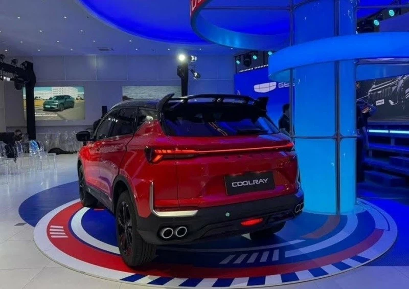 Khu vực đuôi Geely Coolray 2026 cũng được thay đổi đáng kể với cụm đèn hậu thiết kế mới cùng cản sau tạo hình sắc nét hơn. Khu vực đuôi Geely Coolray 2026 cũng được thay đổi đáng kể với cụm đèn hậu thiết kế mới cùng cản sau tạo hình sắc nét hơn.