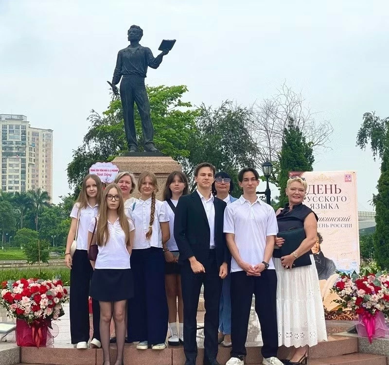 Lễ kỷ niệm, dâng hoa tại tượng đài Puskin, thúc đẩy giao lưu văn hóa Việt-Nga