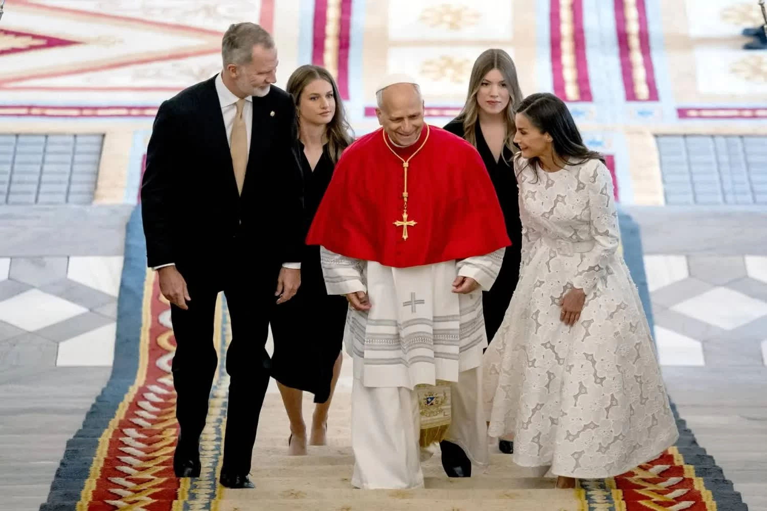 Giáo hoàng Leo XIV gặp Vua Felipe VI cùng Hoàng hậu Letizia tại Madrid ngày 6/6, mở đầu chuyến thăm Tây Ban Nha kéo dài đến ngày 12/6. (Nguồn: Asharq Al-Awsat)