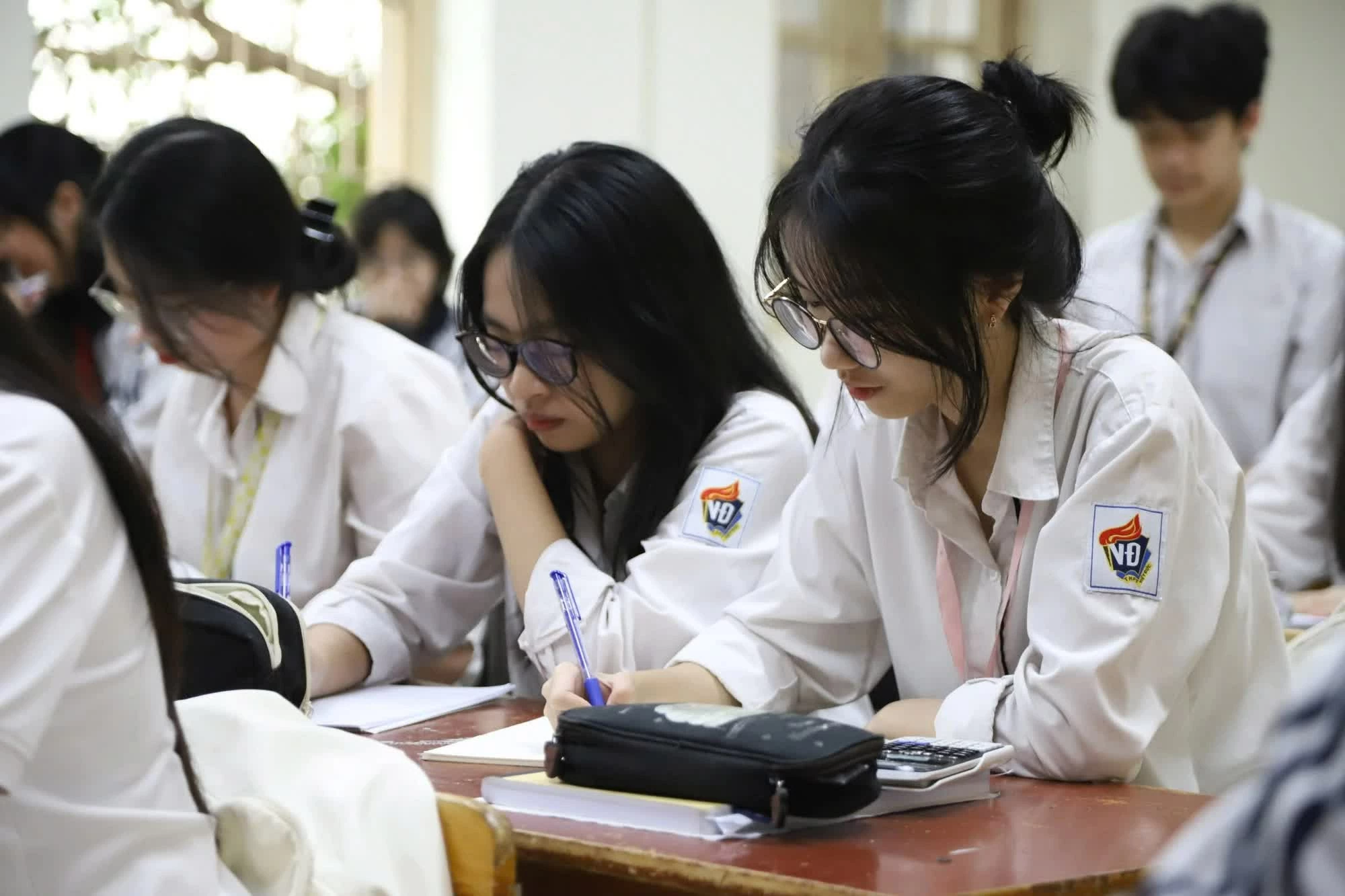 Thí sinh dự thi tốt nghiệp THPT 2026 trong điều kiện thời tiết nắng ban ngày, chiều tối và đêm có thể xuất hiện mưa dông rải rác tại nhiều khu vực trên cả nước. (Nguồn: VGP)