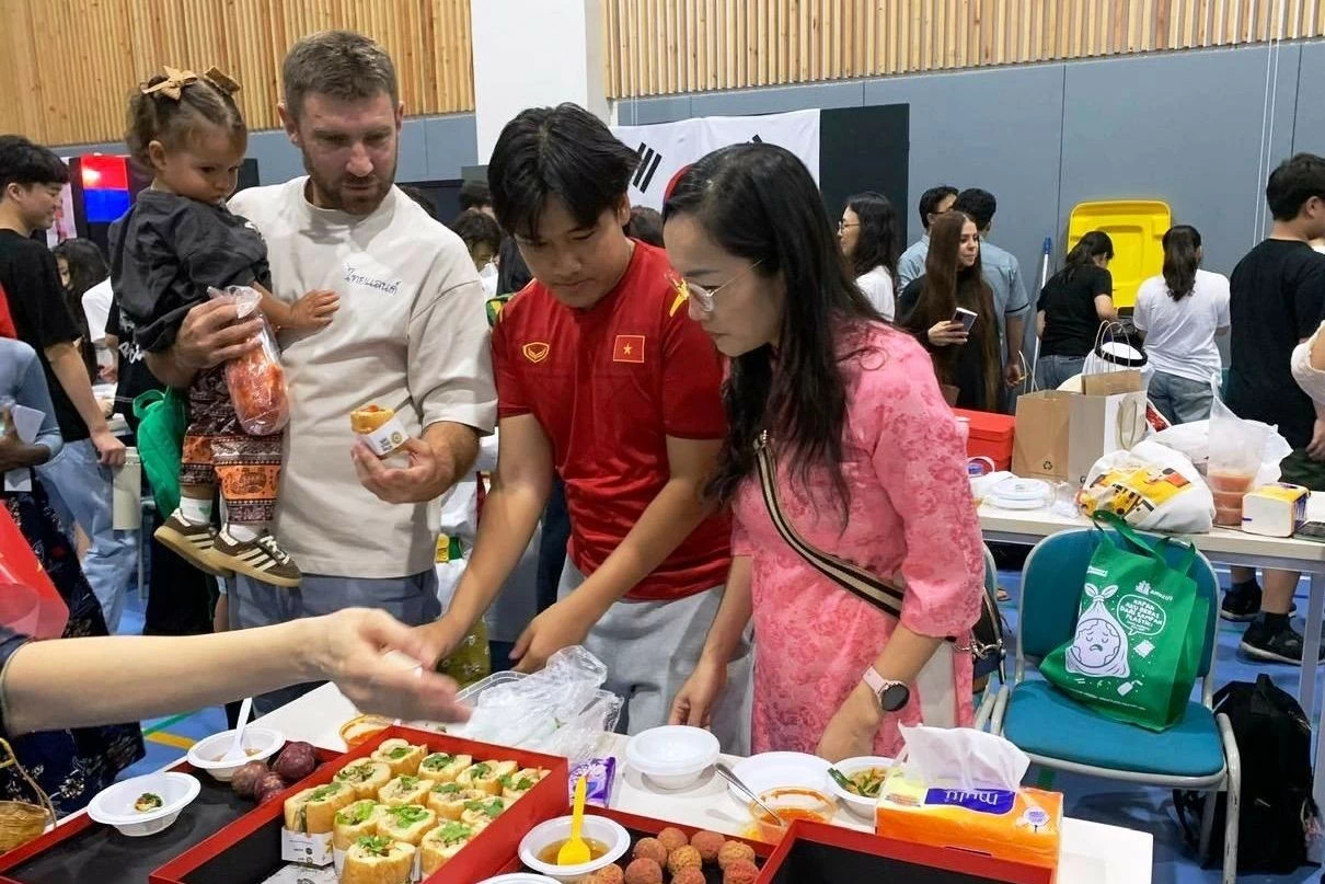 Gian hàng của Việt Nam thu hút sự quan tâm của bạn bè quốc tế. Gian hàng của Việt Nam thu hút sự quan tâm của bạn bè quốc tế.
