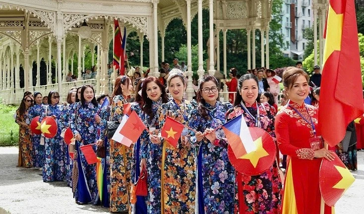Không gian đa sắc màu trong Ngày hội Văn hóa - Ẩm thực - Áo dài tại châu Âu