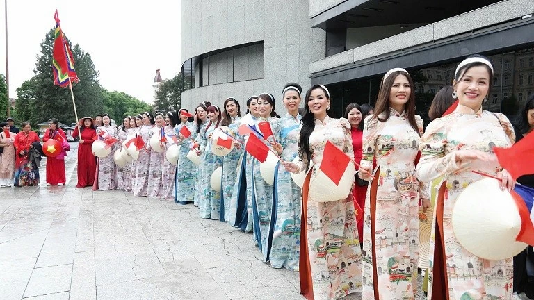 Không gian đa sắc màu trong Ngày hội Văn hóa - Ẩm thực - Áo dài tại châu Âu