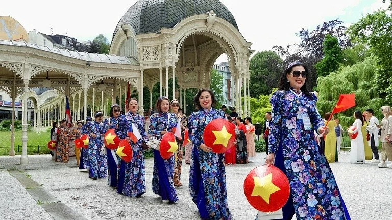 Không gian đa sắc màu trong Ngày hội Văn hóa - Ẩm thực - Áo dài tại châu Âu