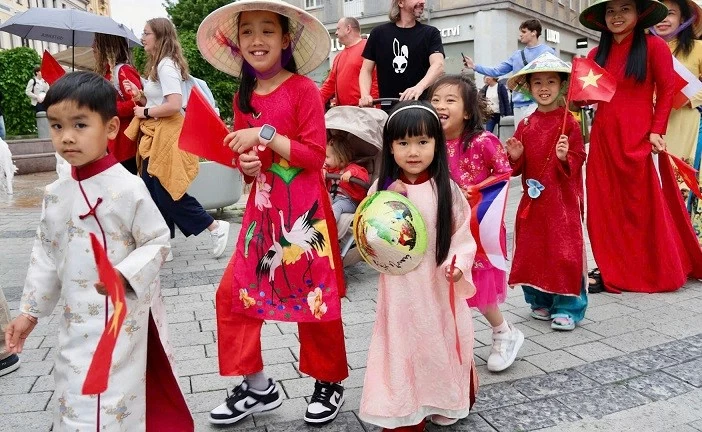Không gian đa sắc màu trong Ngày hội Văn hóa - Ẩm thực - Áo dài tại châu Âu