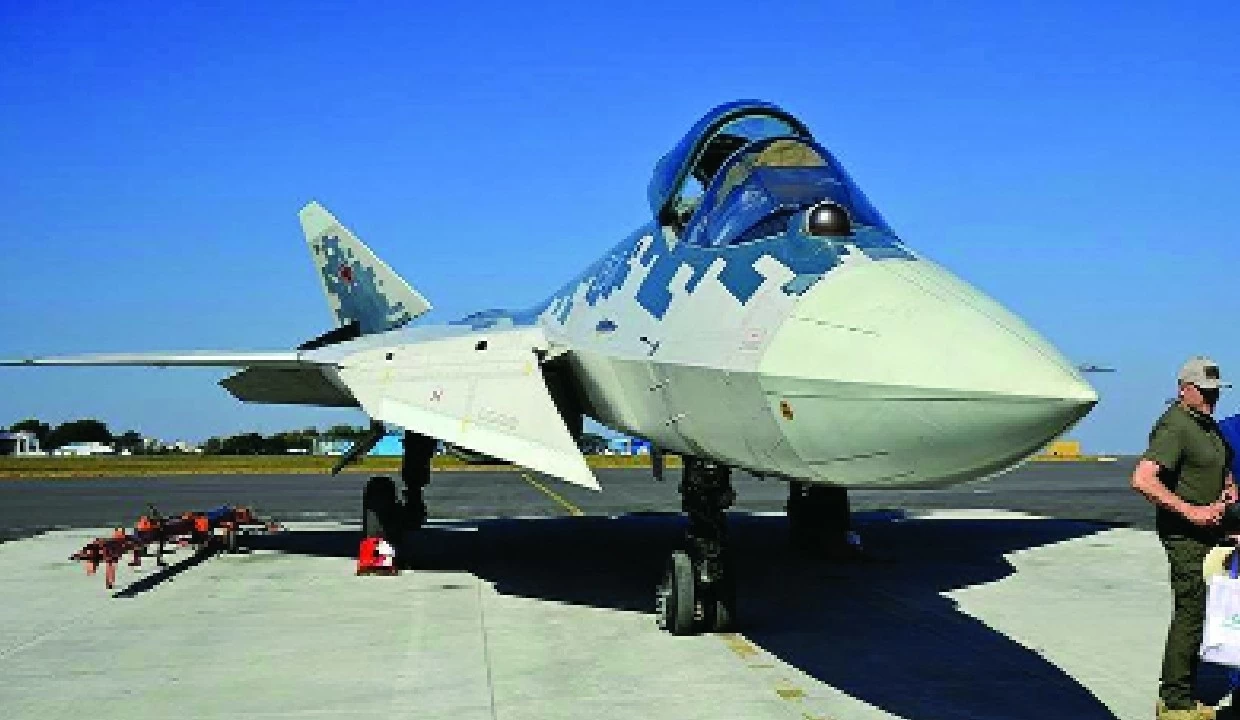 Tiêm kích tàng hình Su-57 được Nga chào bán cho Ấn Độ trong bối cảnh New Delhi tìm kiếm giải pháp tăng cường năng lực không quân trước khi dự án AMCA hoàn thiện. (Nguồn: The Pioneer)