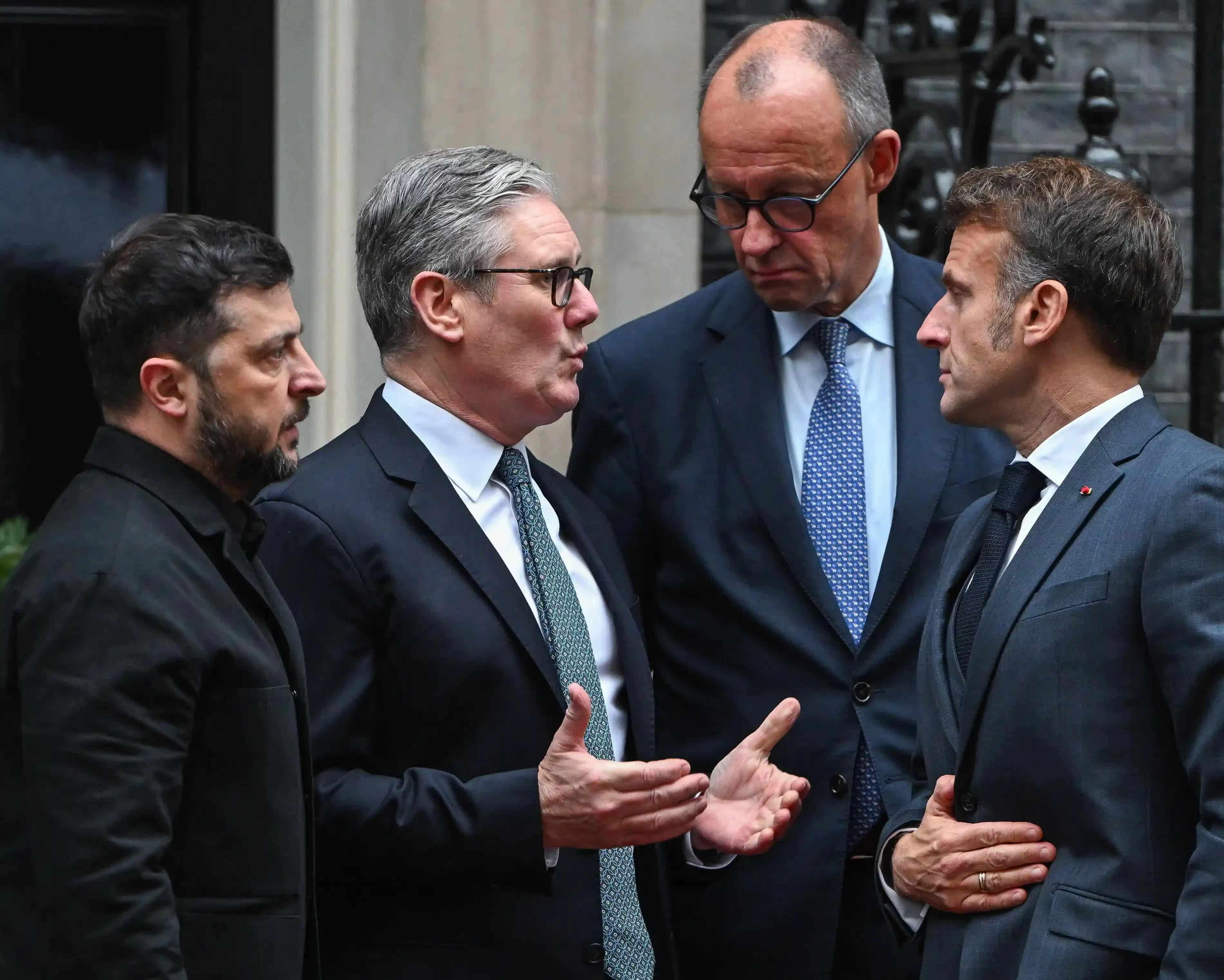 Tổng thống Ukraine Volodymyr Zelensky trao đổi với Thủ tướng Anh Keir Starmer, Thủ tướng Đức Friedrich Merz và Tổng thống Pháp Emmanuel Macron bên ngoài số 10 Phố Downing vào tháng 12/2025. (Nguồn: The Guardian)