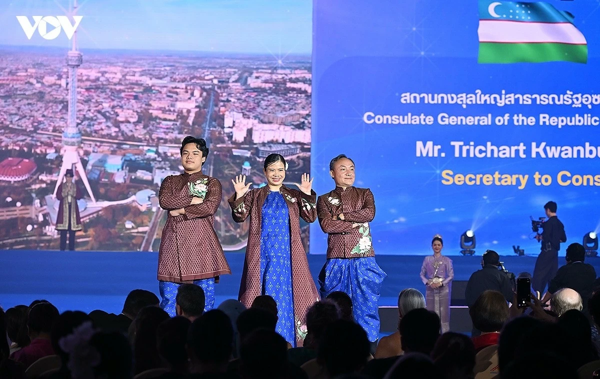 Tham tán Hoàng Diễm Hạnh cùng gia đình đại diện Đại sứ quán Việt Nam tại Thái Lan tham gia trình diễn thời trang lụa Thái. (Nguồn: VOV) Tham tán Hoàng Diễm Hạnh cùng gia đình đại diện Đại sứ quán Việt Nam tại Thái Lan tham gia trình diễn thời trang lụa Thái. (Nguồn: VOV)