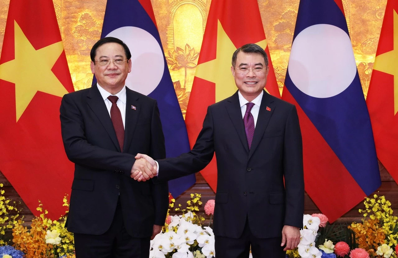 Thủ tướng Chính phủ Lê Minh Hưng và Thủ tướng Lào Sonexay chụp ảnh chung trước khi tiến hành Hội đàm. (Ảnh: Thành Long)