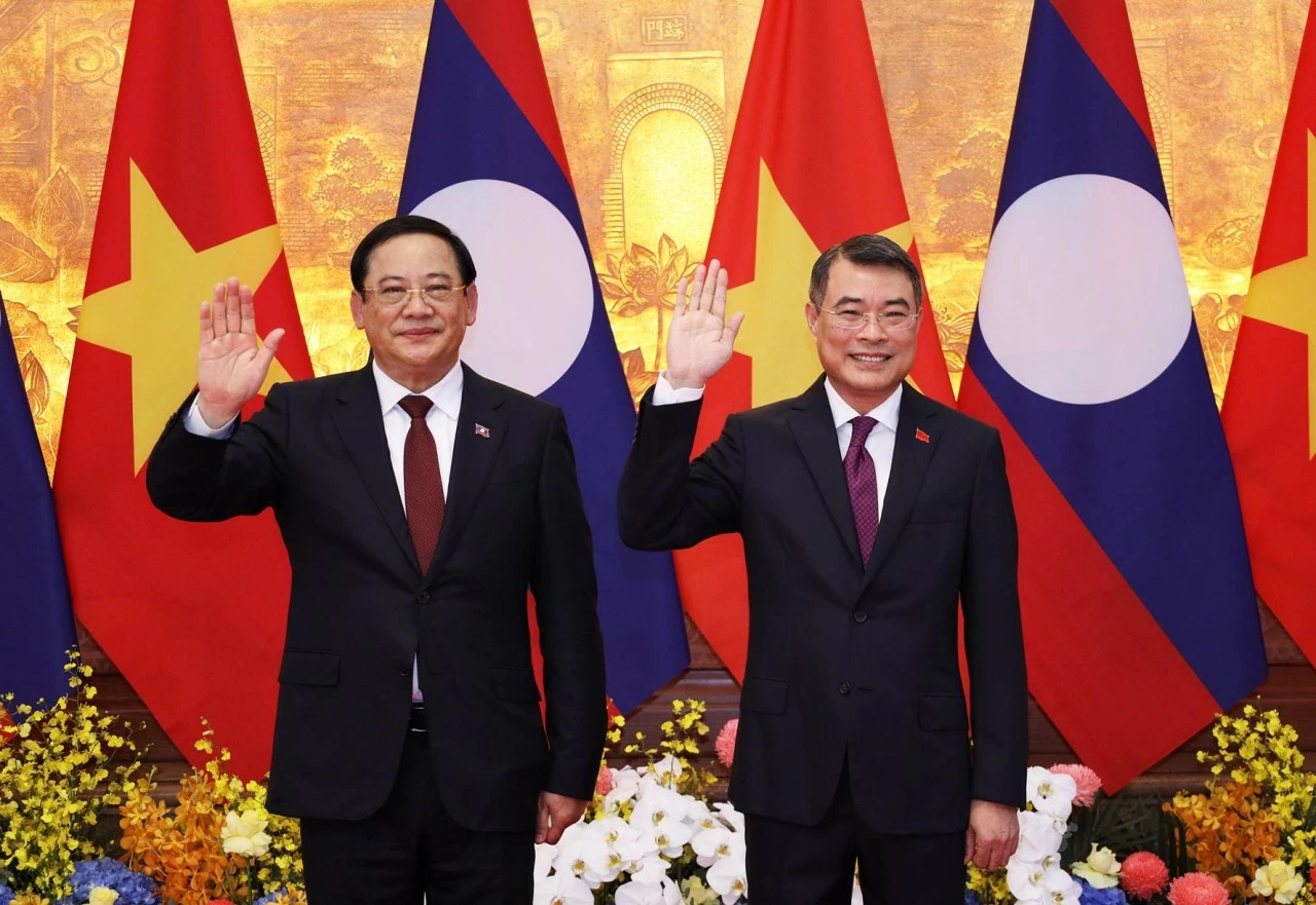 Thủ tướng Chính phủ Lê Minh Hưng và Thủ tướng Lào Sonexay chụp ảnh chung trước khi tiến hành Hội đàm. (Ảnh: Thành Long)
