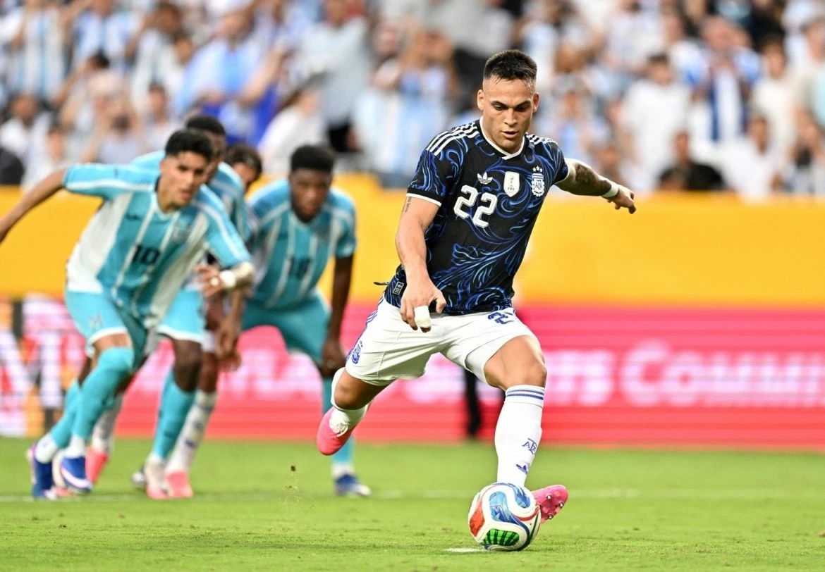 Lautaro Martinez tỏa sáng giúp Argentina đánh bại Honduras 2-0.