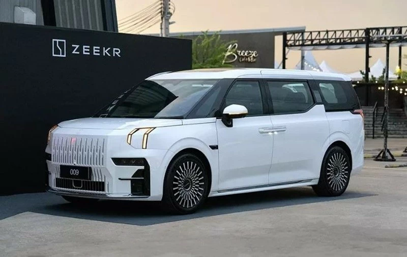 Những chiếc Zeekr 009 đầu tiên có thể được bàn giao cho khách hàng vào cuối năm nay. Những chiếc Zeekr 009 đầu tiên có thể được bàn giao cho khách hàng vào cuối năm nay.