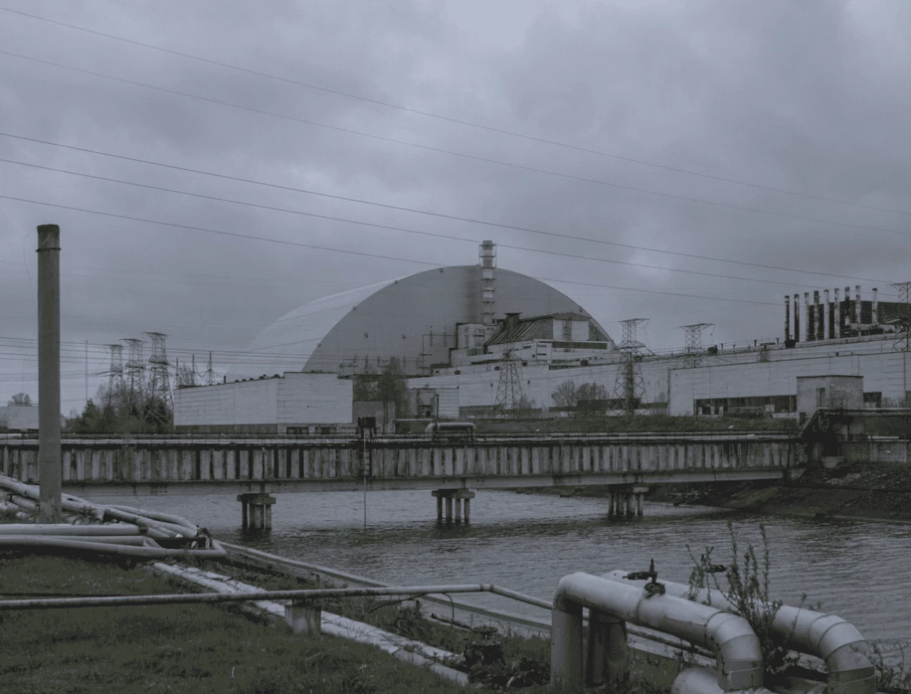 Một máy bay không người lái Shahed của Nga đã tấn công khu tiếp nhận của cơ sở lưu trữ nhiên liệu hạt nhân đã qua sử dụng gần đó. Ukraine cho rằng đây là thông điệp cảnh báo trực tiếp từ Moskva.  Ảnh: Bloomberg/Getty Images