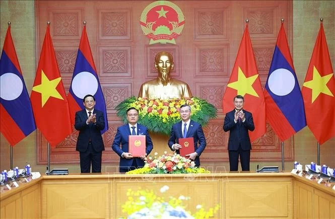 Thủ tướng Lê Minh Hưng và Thủ tướng Lào Sonexay Siphandone chứng kiến trao Thỏa thuận hợp tác giữa Bộ Tài chính Việt Nam và Bộ Tài chính Lào giai đoạn 2026 - 2030. Ảnh: Dương Giang/TTXVN Thủ tướng Lê Minh Hưng và Thủ tướng Lào Sonexay Siphandone chứng kiến trao Thỏa thuận hợp tác giữa Bộ Tài chính Việt Nam và Bộ Tài chính Lào giai đoạn 2026 - 2030. Ảnh: Dương Giang/TTXVN