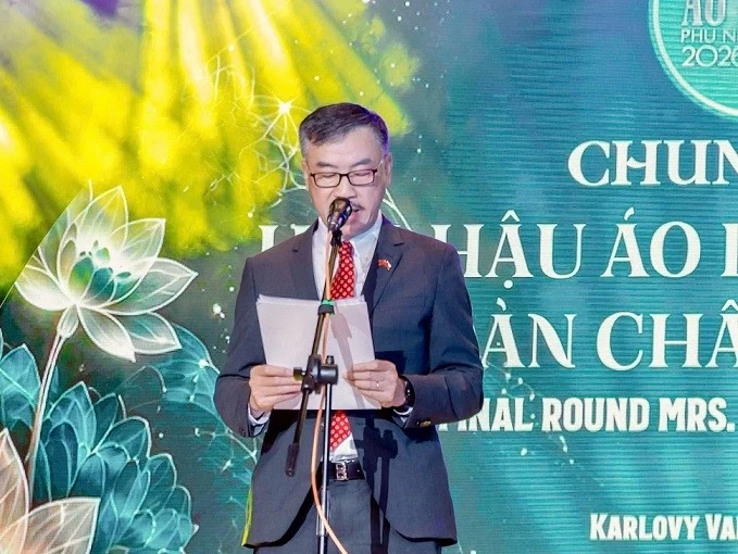 Vẻ đẹp Việt tỏa sáng tại chung kết Hoa hậu Áo dài Phu nhân toàn châu Âu