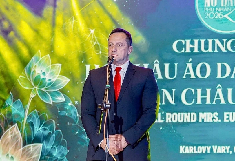 Vẻ đẹp Việt tỏa sáng tại chung kết Hoa hậu Áo dài Phu nhân toàn châu Âu