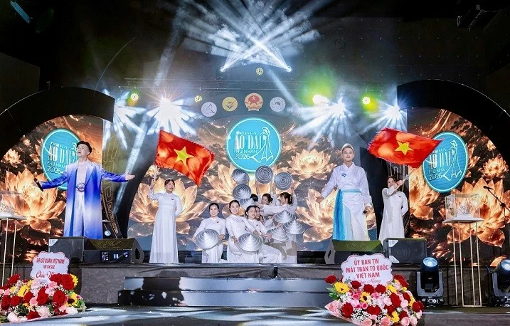 Vẻ đẹp Việt tỏa sáng tại chung kết Hoa hậu Áo dài Phu nhân toàn châu Âu