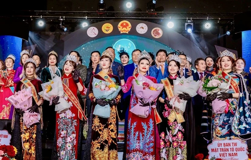 Vẻ đẹp Việt tỏa sáng tại chung kết Hoa hậu Áo dài Phu nhân toàn châu Âu