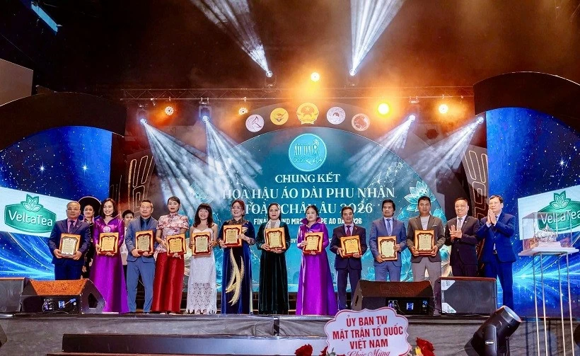 Vẻ đẹp Việt tỏa sáng tại chung kết Hoa hậu Áo dài Phu nhân toàn châu Âu