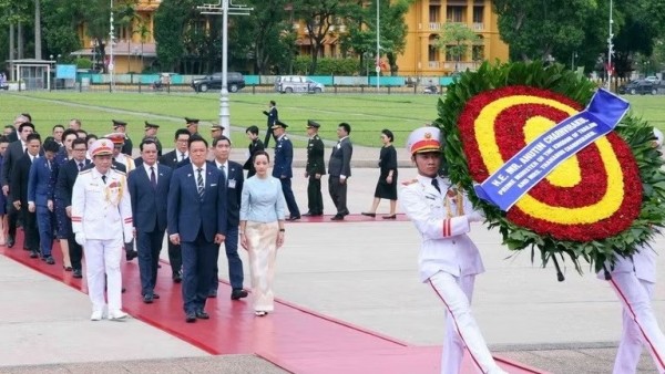 Thủ tướng Thái Lan vào Lăng viếng Chủ tịch Hồ Chí Minh