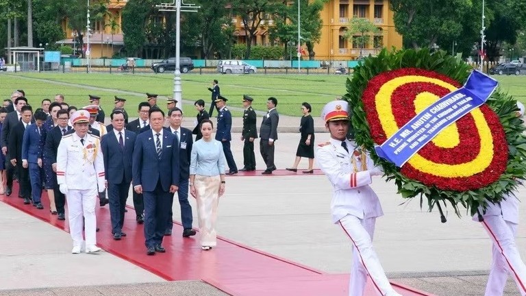 Thủ tướng Thái Lan vào Lăng viếng Chủ tịch Hồ Chí Minh